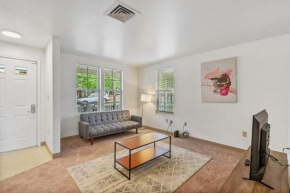 Chic Modern 2BR Apartment in Oak Hill by Stay Gia